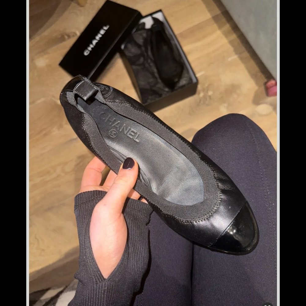 CHANEL Black Interlocking CC Logo Lambskin Ballet Flats With Patent Toe Size 8.5